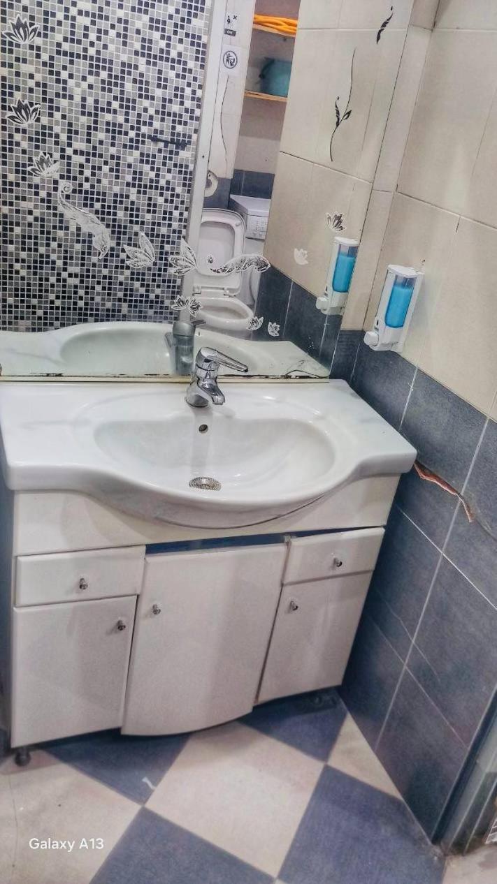 יירבאן Olympic Hostel מראה חיצוני תמונה